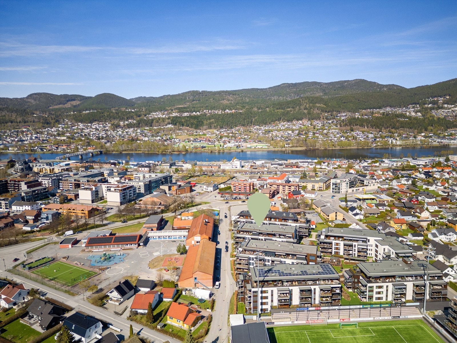 Mjøndalen stasjon ligger kun 600 meter unna, med hyppige tog- og bussavganger mot Drammen og Oslo. Galleribilde