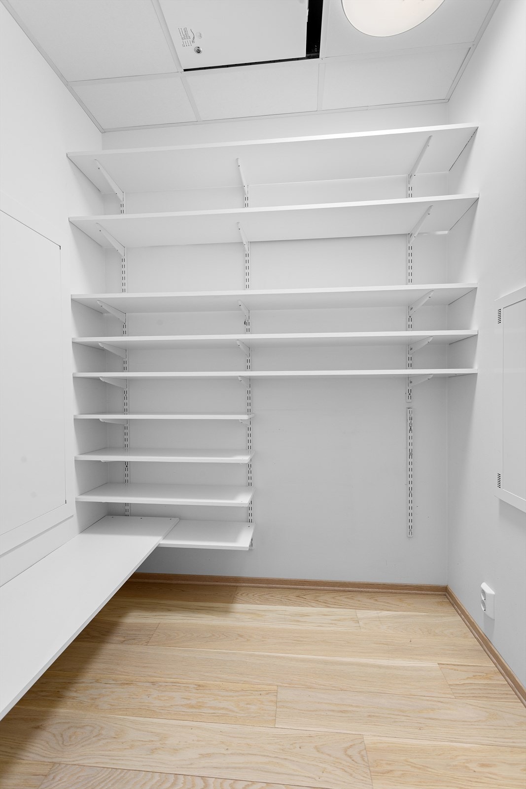I den innvendige boden er tekniske installasjoner som sikringsskap, balansert ventilasjon og rørfordelerskap samlet. Galleribilde