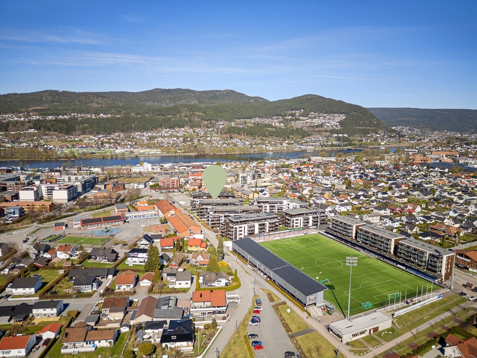 Her bor du med umiddelbar nærhet til alt Mjøndalen sentrum har å by på av butikker, servicetilbud og fritidsaktiviteter. Galleribilde