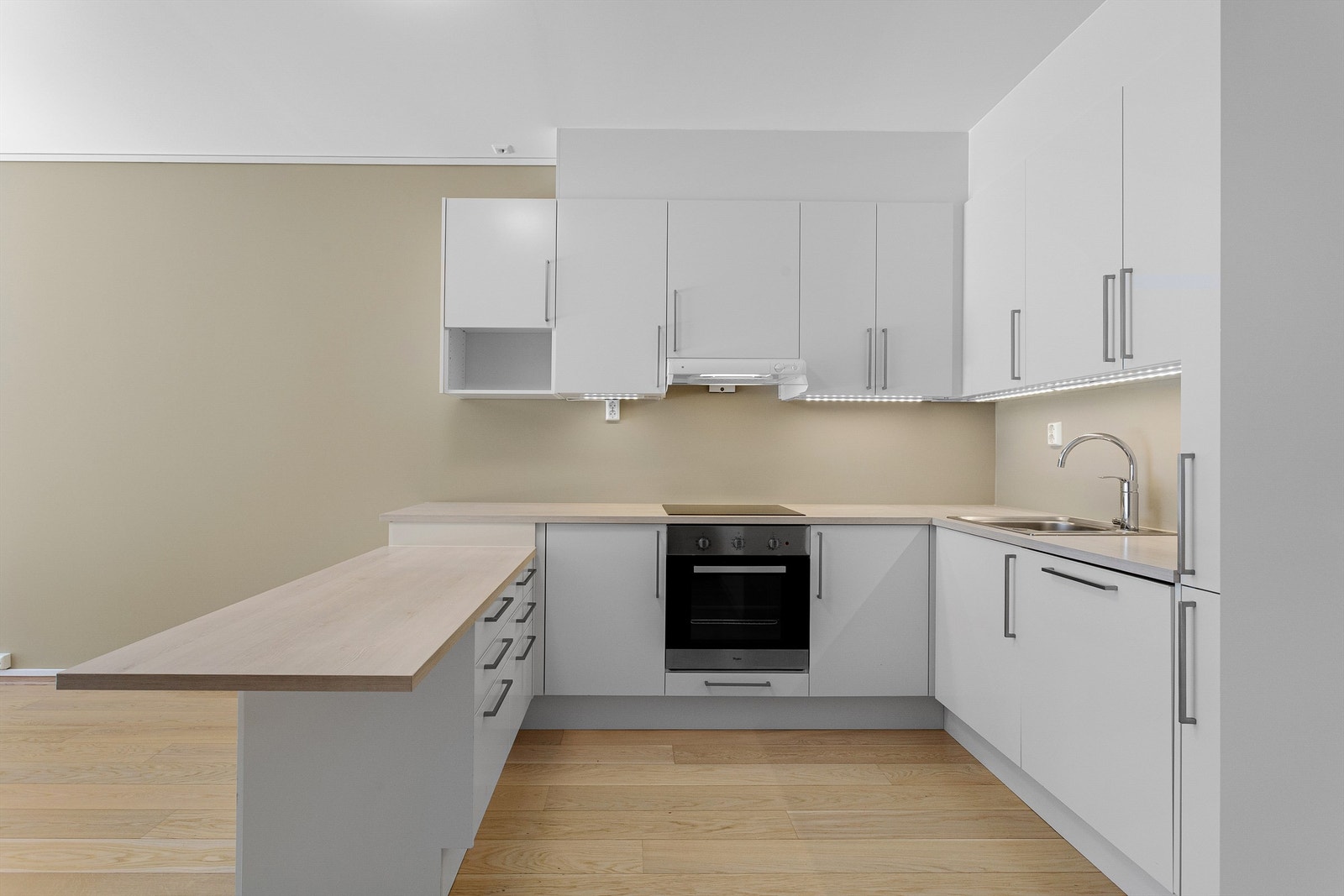 Lysarmaturer under overskap. Benkeplater av laminat. Galleribilde