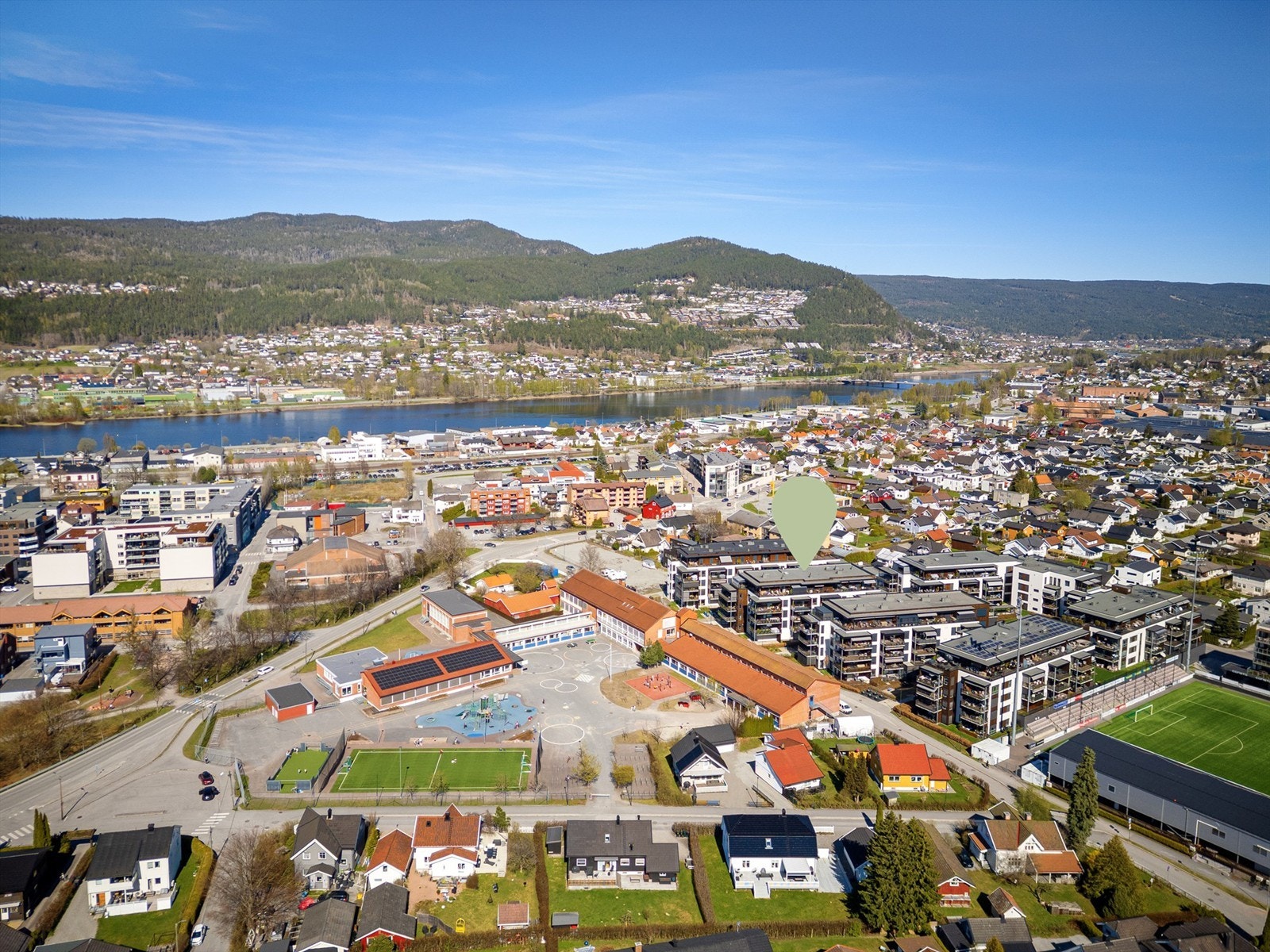 Det er kort vei til fine turstier langs Drammenselva og Alti Buskerud med over 60 butikker. Galleribilde