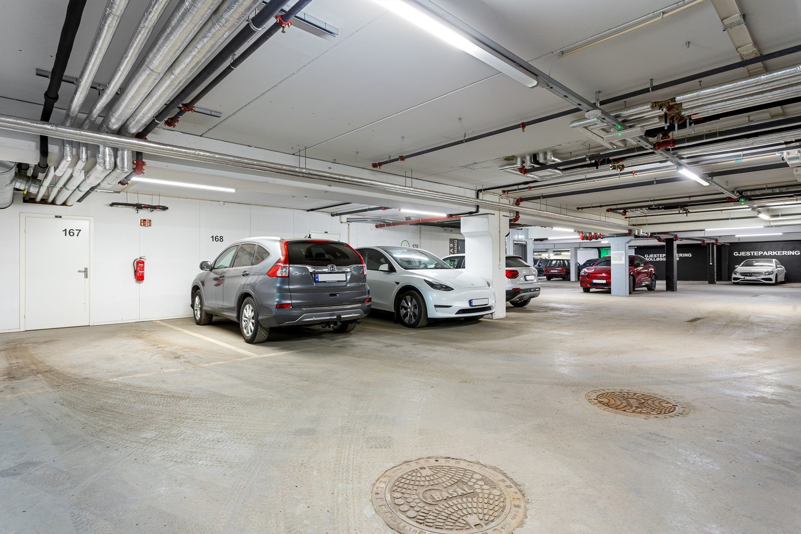 Leiligheten har en medfølgende endeparkeringsplass i felles garasjeanlegg. Tilrettelagt for etablering av ladeboks til el-bil. Galleribilde