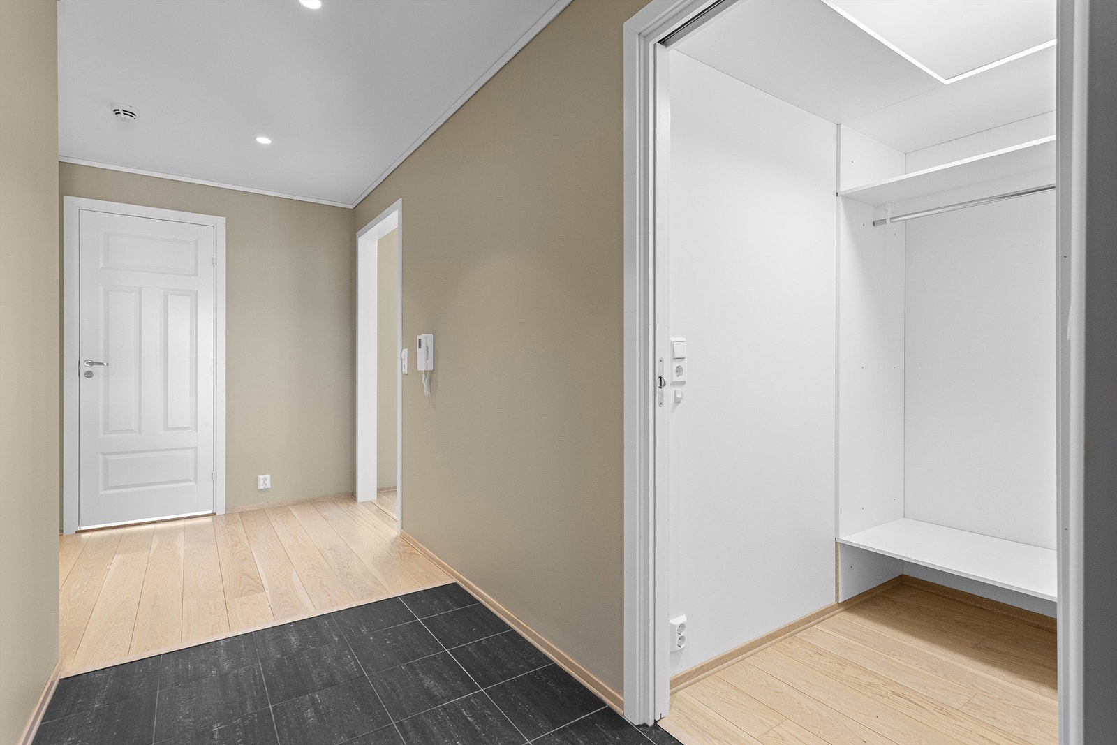 Entré med fliser i inngangspartiet og en praktisk garderobe for yttertøy. Galleribilde