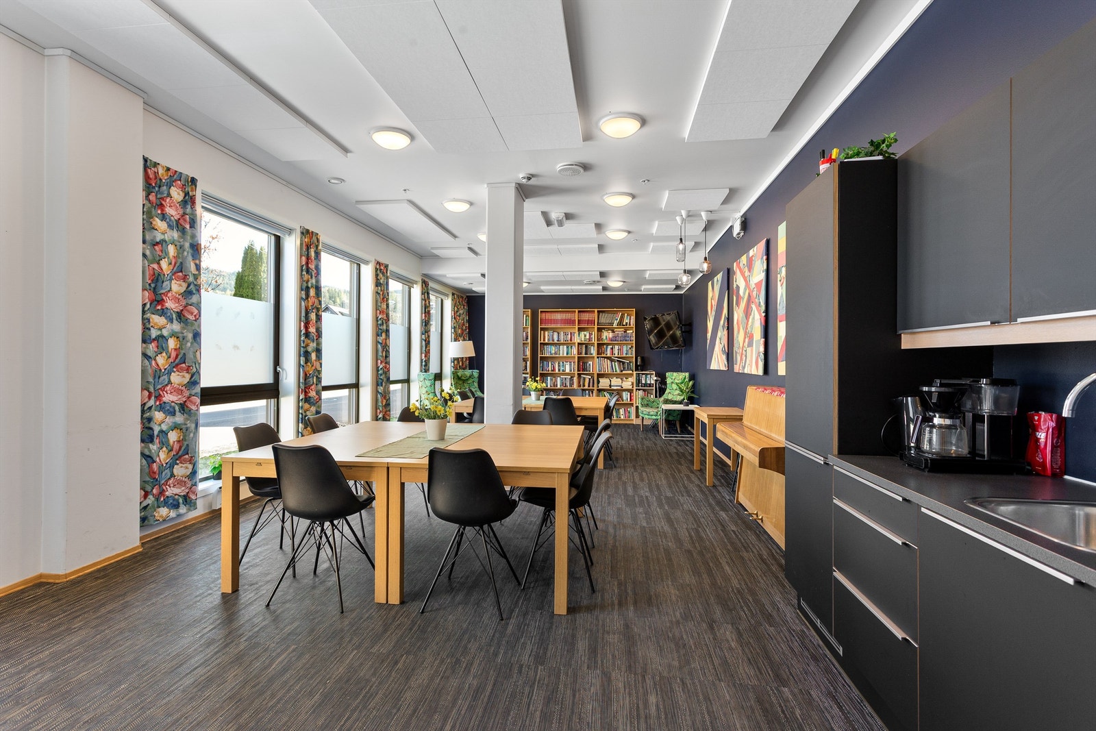 "Lillesalen", har du behov for en stor stue til familieselskaper så kan du sette deg på liste og låne rommet. Galleribilde