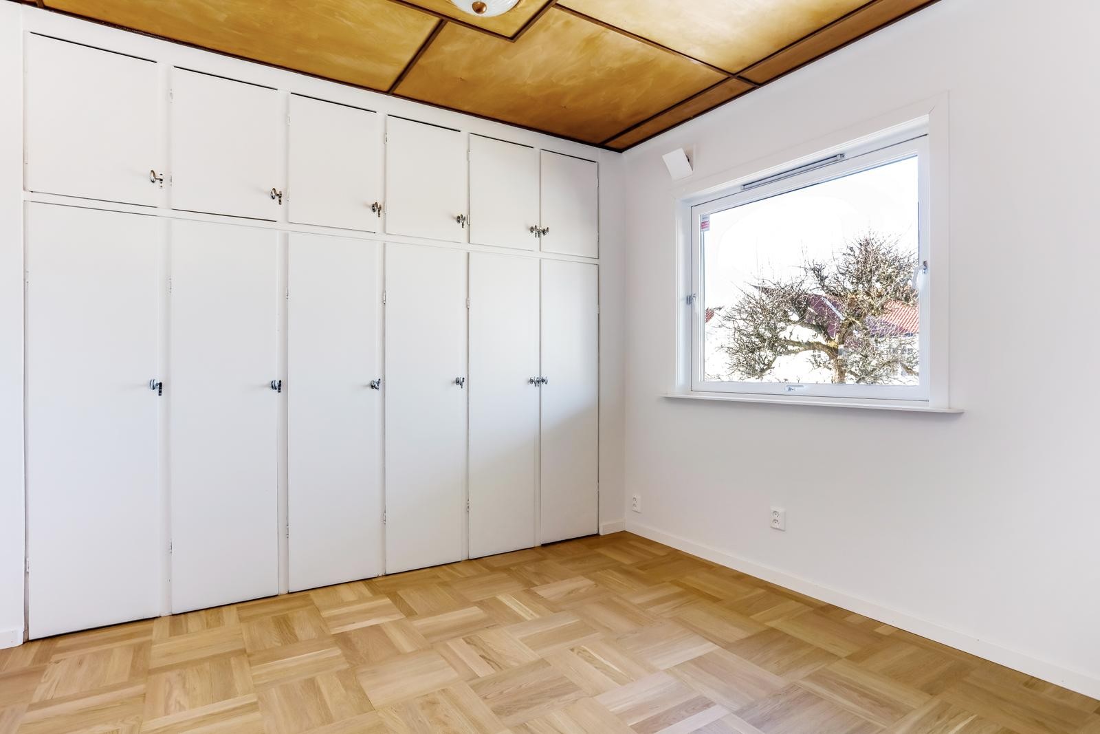 Soverom / spisestue med stor plassbygd garderobe. Galleribilde