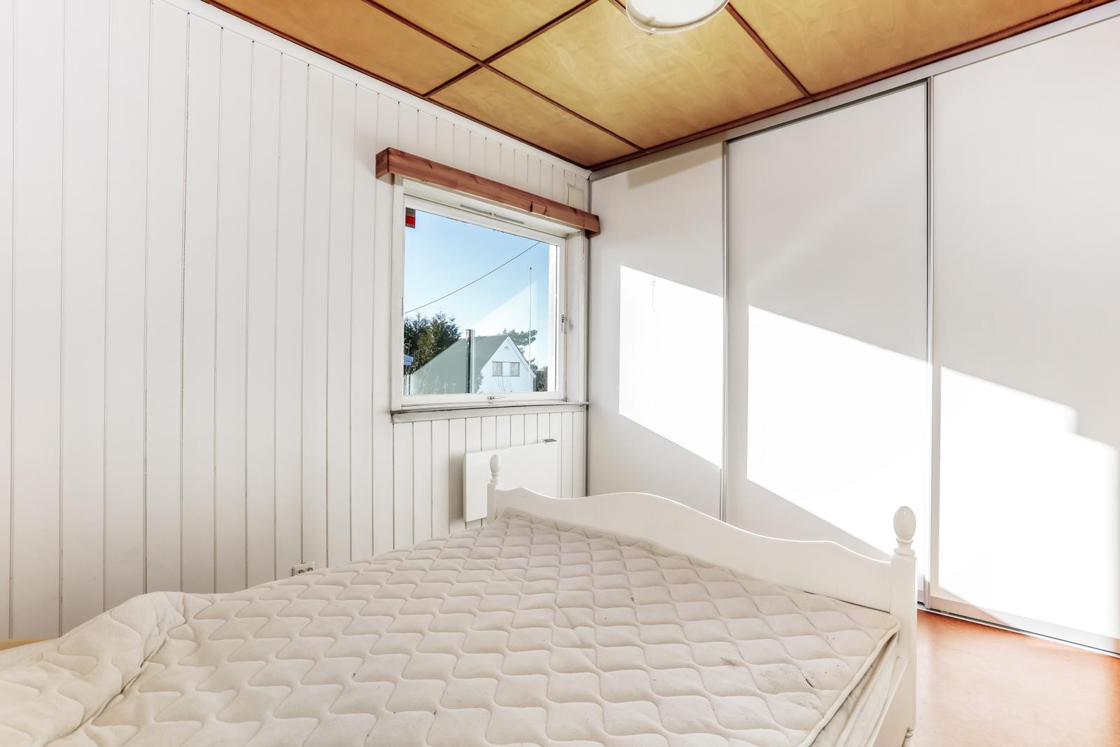Soverom med skyvedørsgarderobe Galleribilde