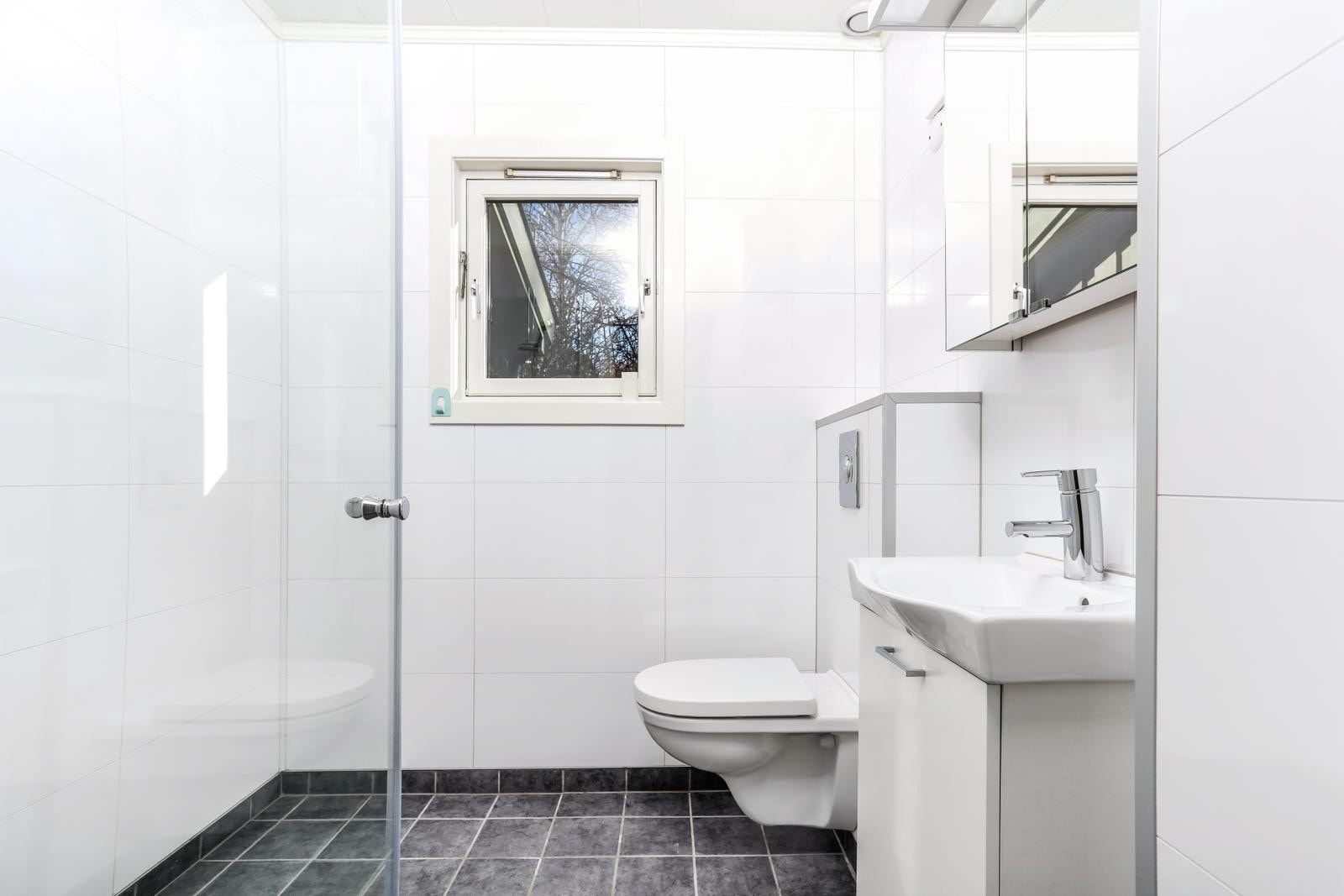 Pent og lyst bad - Det er opplegg for vaskemaskin i kjelleren Galleribilde