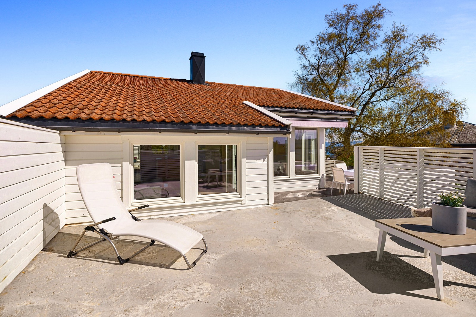 Tomten er pent opparbeidet med naturstein, brostein og gode utearealer som gir rikelig plass til både lek og rekreasjon. Galleribilde