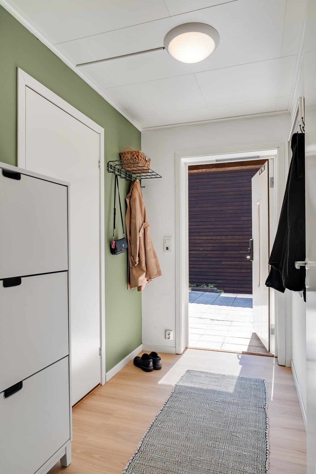 Praktisk gang med plass til yttertøy og sko Galleribilde