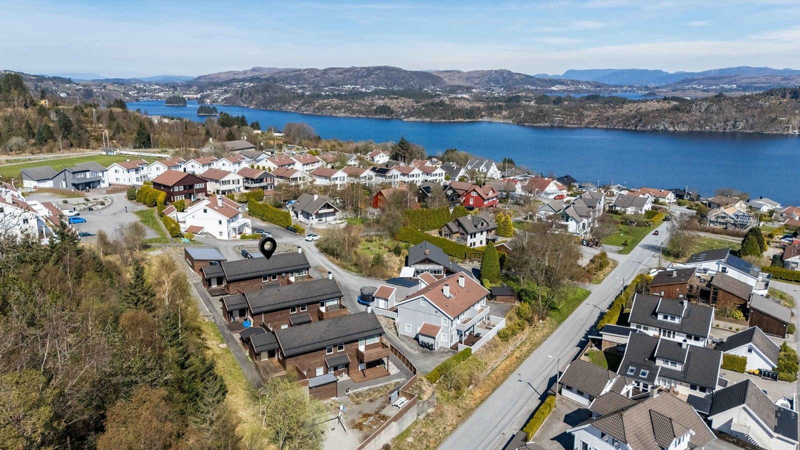Beliggende midt mellom Raglamyr og Aksdal. På Raglamyr finner man de fleste servicetilbud og fasiliteter i bl.a. Amanda storsenter, bensinstasjon, apotek, post og bank. I Aksdal har en Tysværtunet Kulturhus, med badeland, bibliotek og kino. Galleribilde