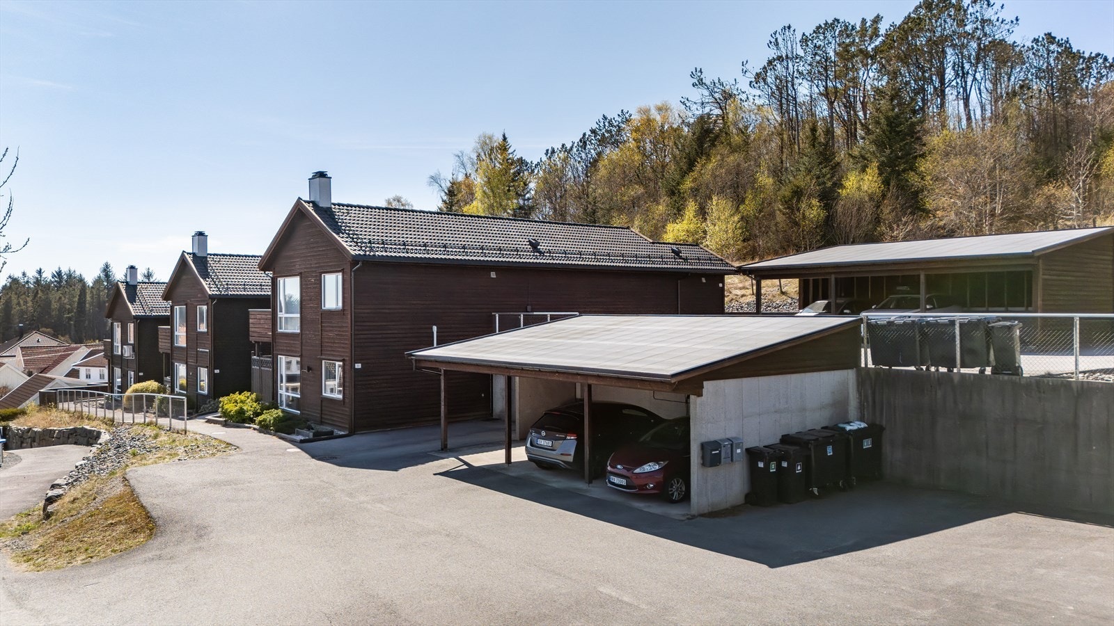 Rolig i ende av gate uten gjennomgangstrafikk ligger denne leiligheten i Århaugvegen 22 fint til på Kolnes. Galleribilde