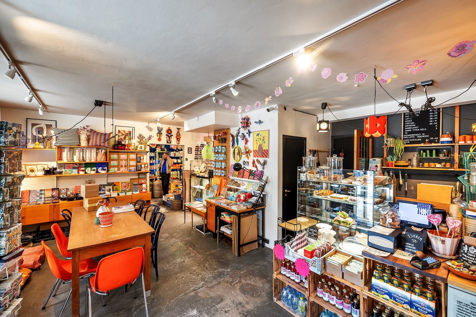 I nærområdet er det en rekke nisje- butikker, kaféer og restauranter. Galleribilde