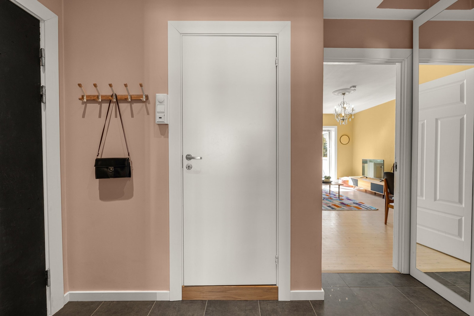 Entréen leder inn til boligens øvrige rom. Galleribilde