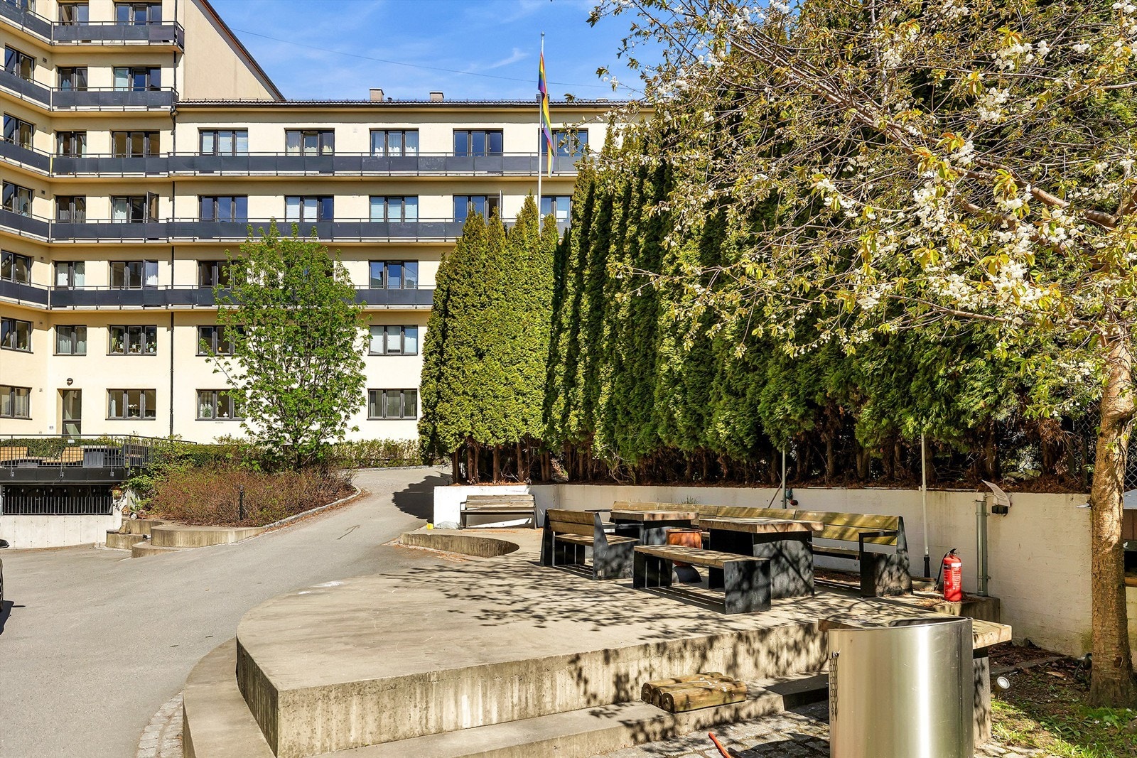 Bakgården ble oppgradert fra 2014 med utegrill, utemøbler, lys, sykkelstativer og beplantning samt nedgravde avfallscontainere og ble ferdigstilt. Galleribilde
