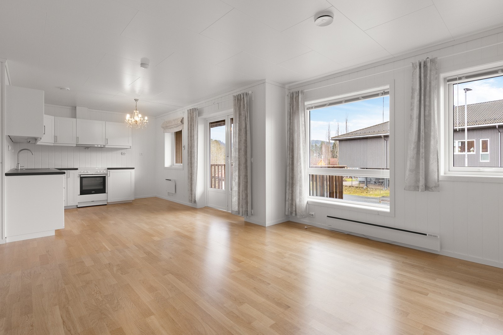 Leiligheten har store vinduer som slipper inn rikelig med naturlig lys. Galleribilde