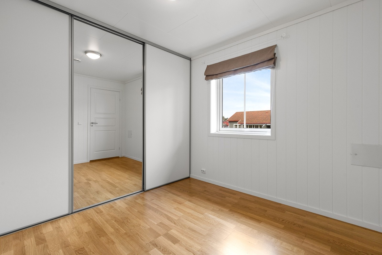 Soverom med skyvedørsgarderober. Galleribilde