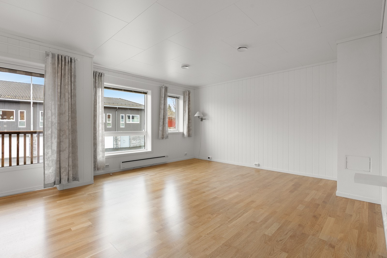 Romslig stue med plass til inndeling av soner om man ønsker dagligstue og spisestue eller salong. Galleribilde