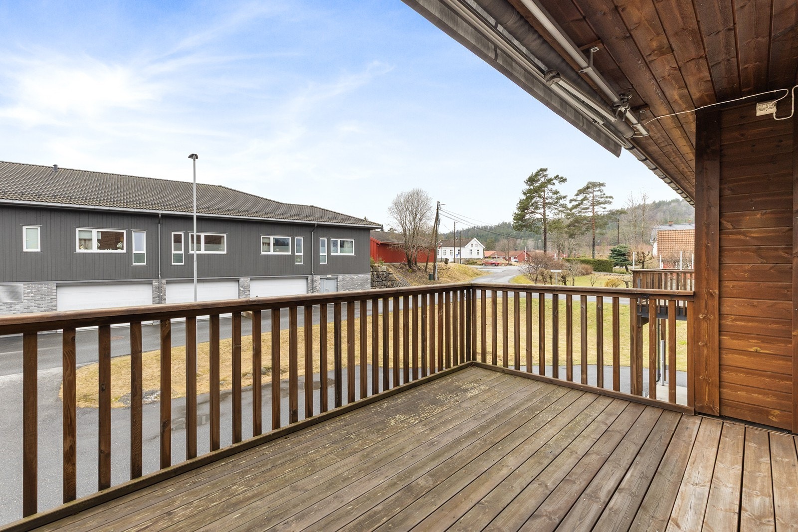 Leiligheten ligger meget sentralt til på Myra med kort gange til alt av fasiliteter. Det er og en koselig badeplass rett ved leiligheten. Galleribilde