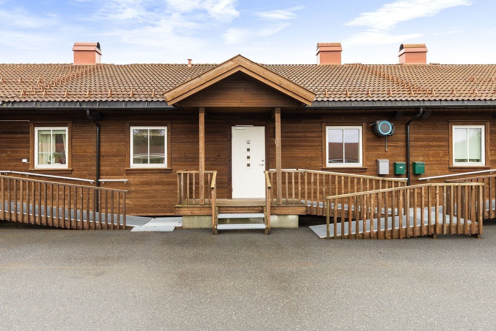 Boligen er beliggende i 2. etasje, men man kan gå rett inn i boligen. Det er flott opparbeidet med rampe ved behov for dette. Galleribilde
