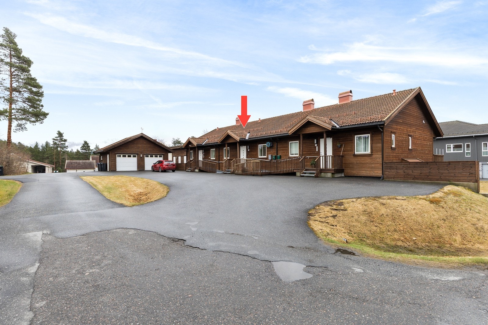 Foran boligen er det stort flatt tun for parkering eller av- og påstigning. Galleribilde