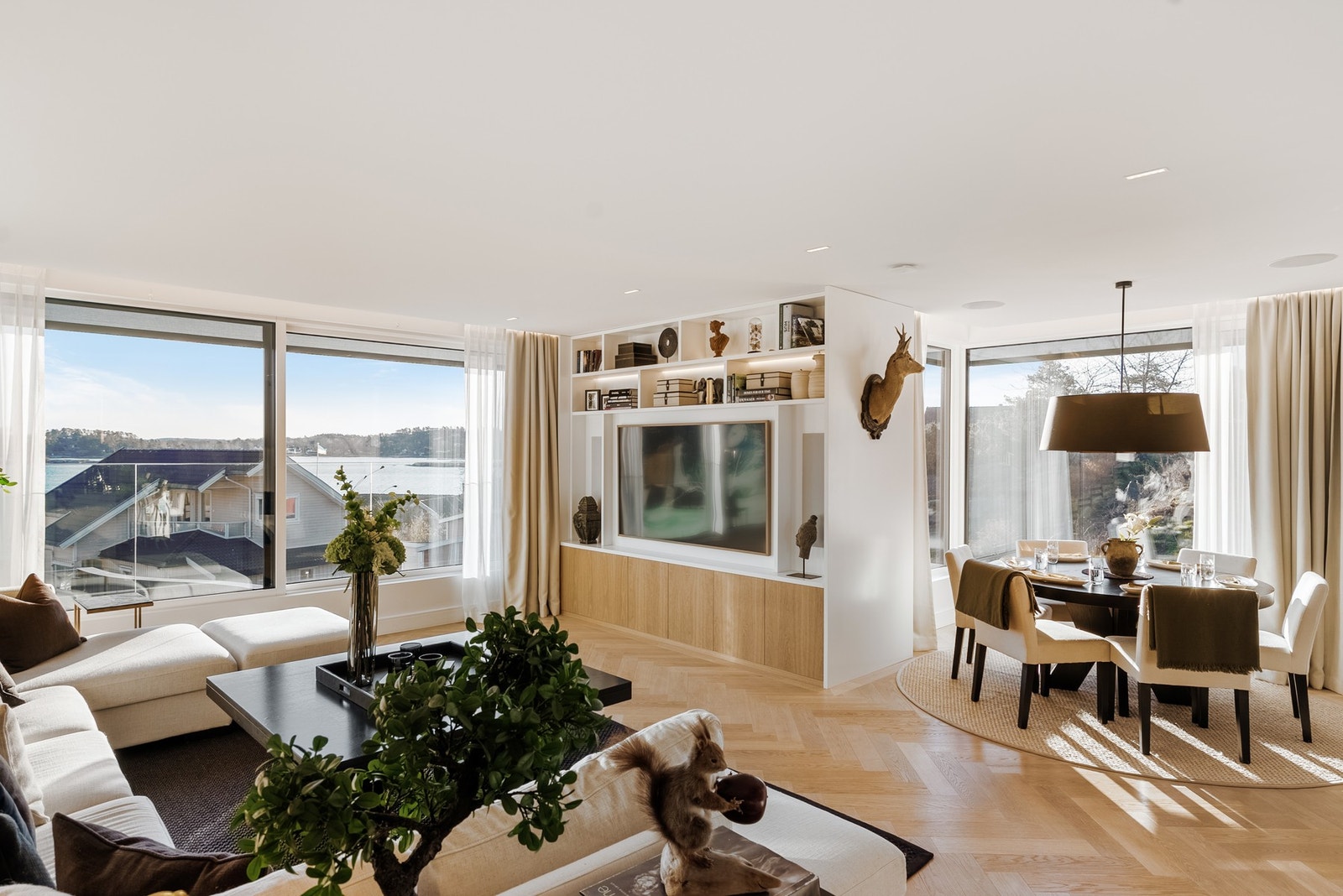 Store vindusflater slipper inn rikelig med naturlig lys Galleribilde