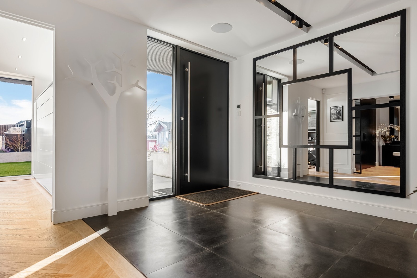 Romslig hall som gir et svært godt førsteinntrykk av eiendommen Galleribilde