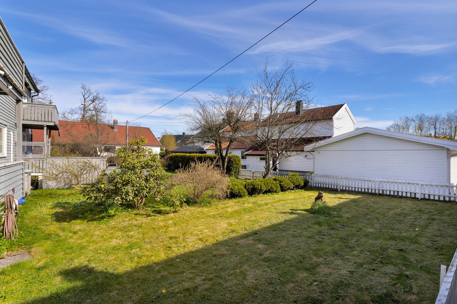 Leiligheten disponerer deler av hagearealet nedenfor. Galleribilde