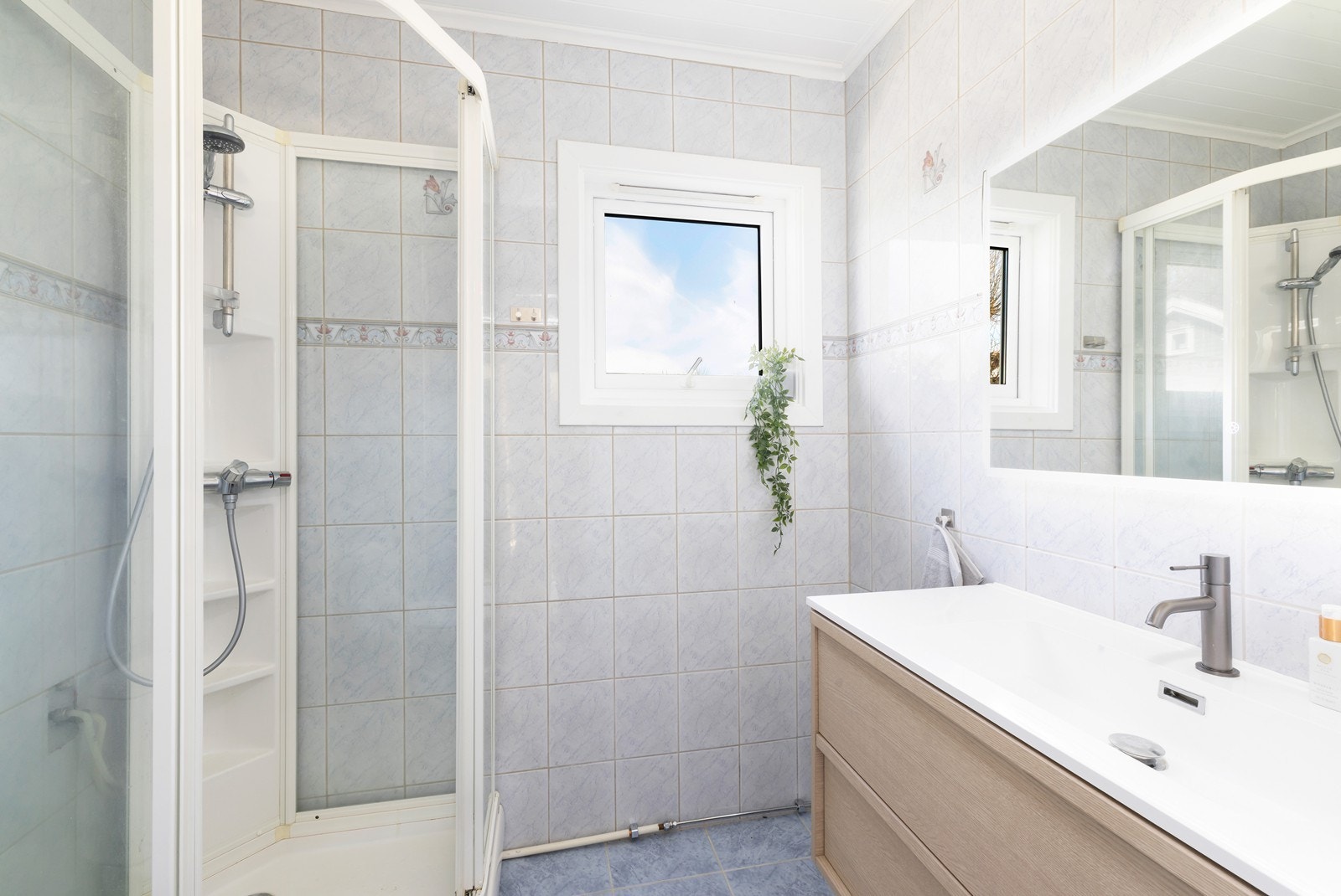 Flislagt bad med dusjkabinett, servant og wc Galleribilde