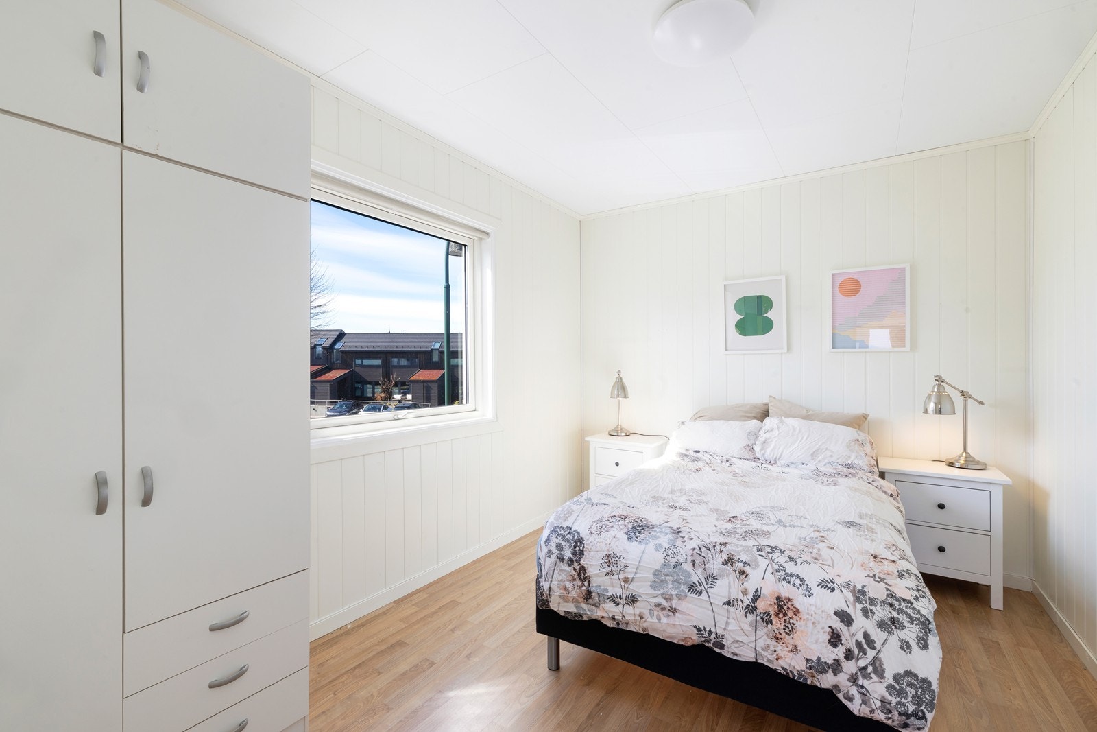 Soverom 1 med god plass til dobbeltseng Galleribilde