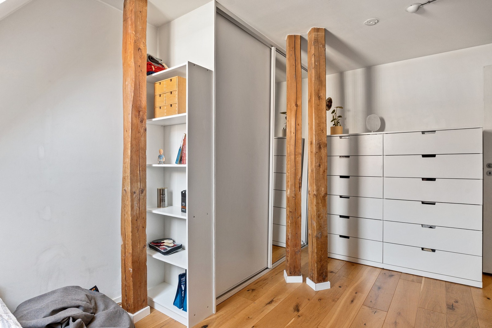 Rommet har karakteristiske bjelker, og godt med oppbevaring i skyvedørsgarderobe. Galleribilde