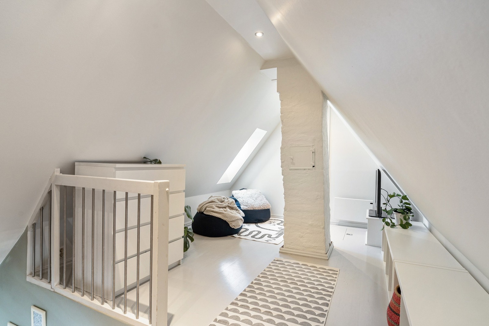 Loftetasjen er svært innholdsrik, med flere rom. Galleribilde