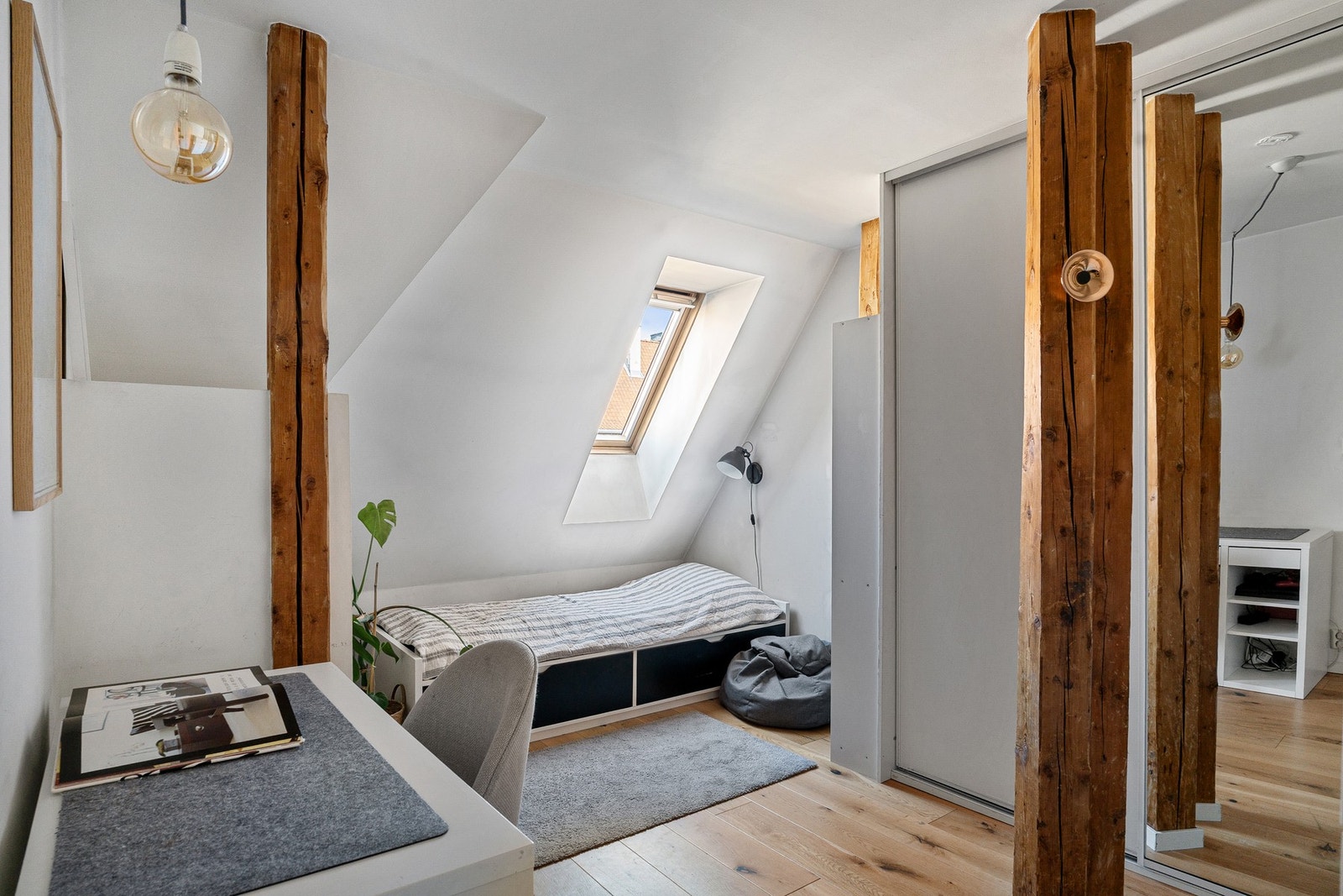 Lyst og romslig soverom i 3. etasjen. Dette har tidligere blitt brukt som hovedsoverom, plass til dobbeltseng. Galleribilde