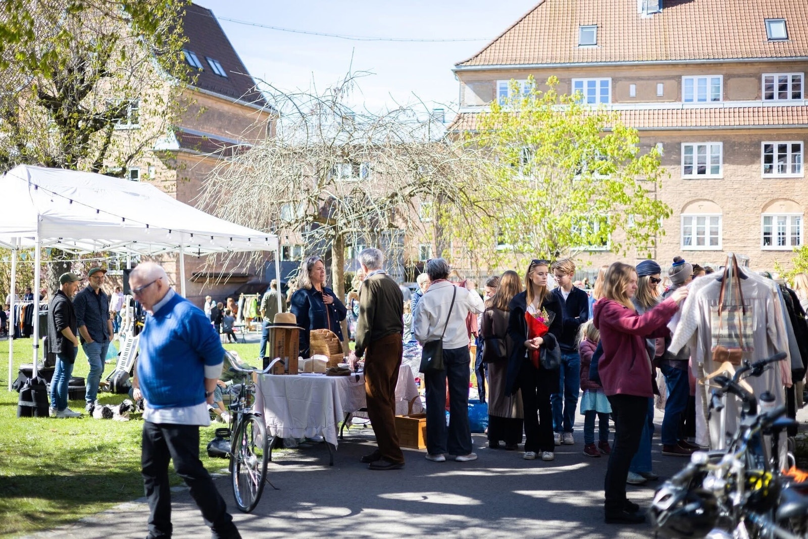 Under markedene kan enhver stille med bod og f.eks. selge klær og produkter. Det pleier også å være flere tilbud i regi av arrangørene. Veldig populært, med flere hundre mennesker innom. Galleribilde