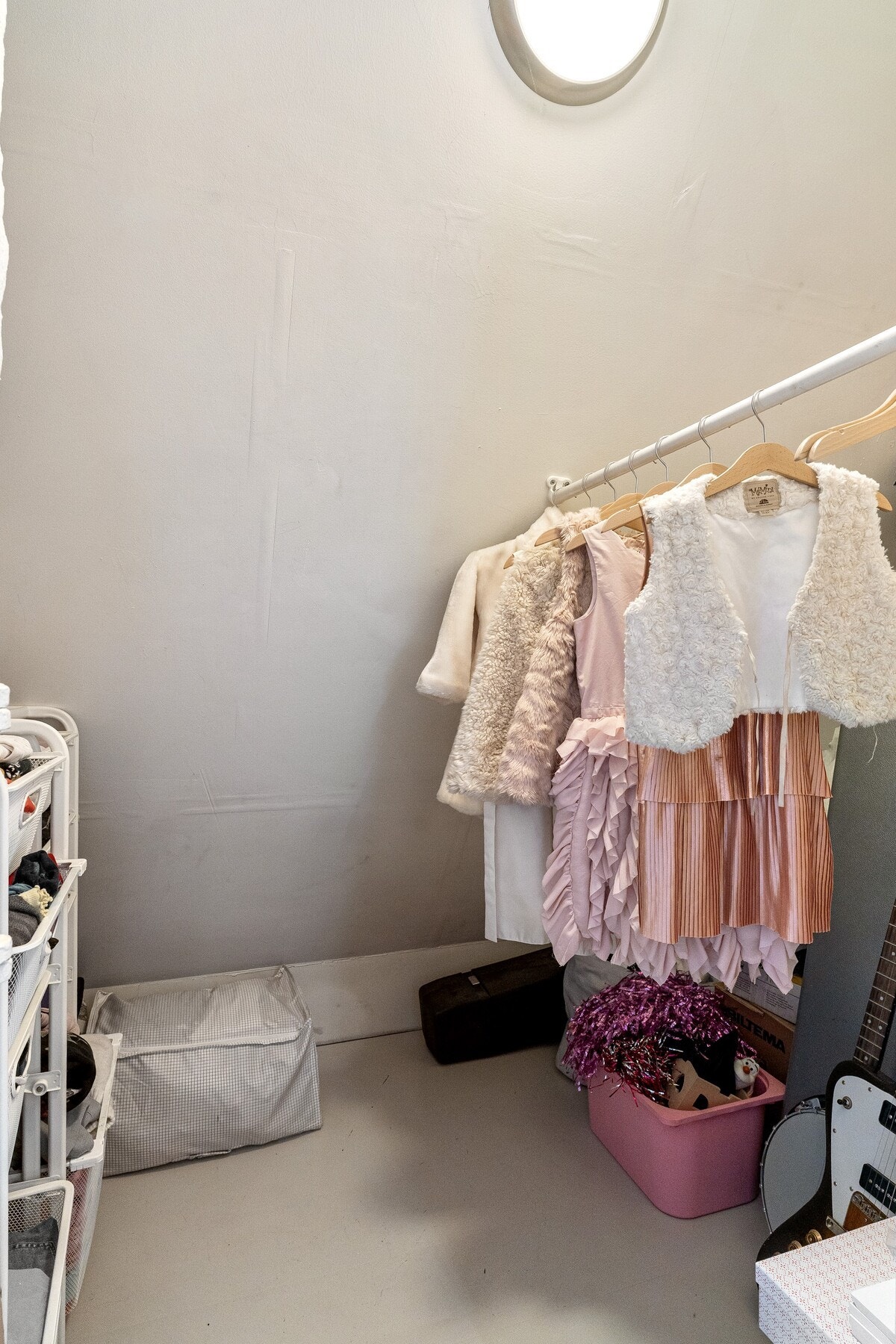Kott med ekstra lagringsplass i loftetasjen. Galleribilde
