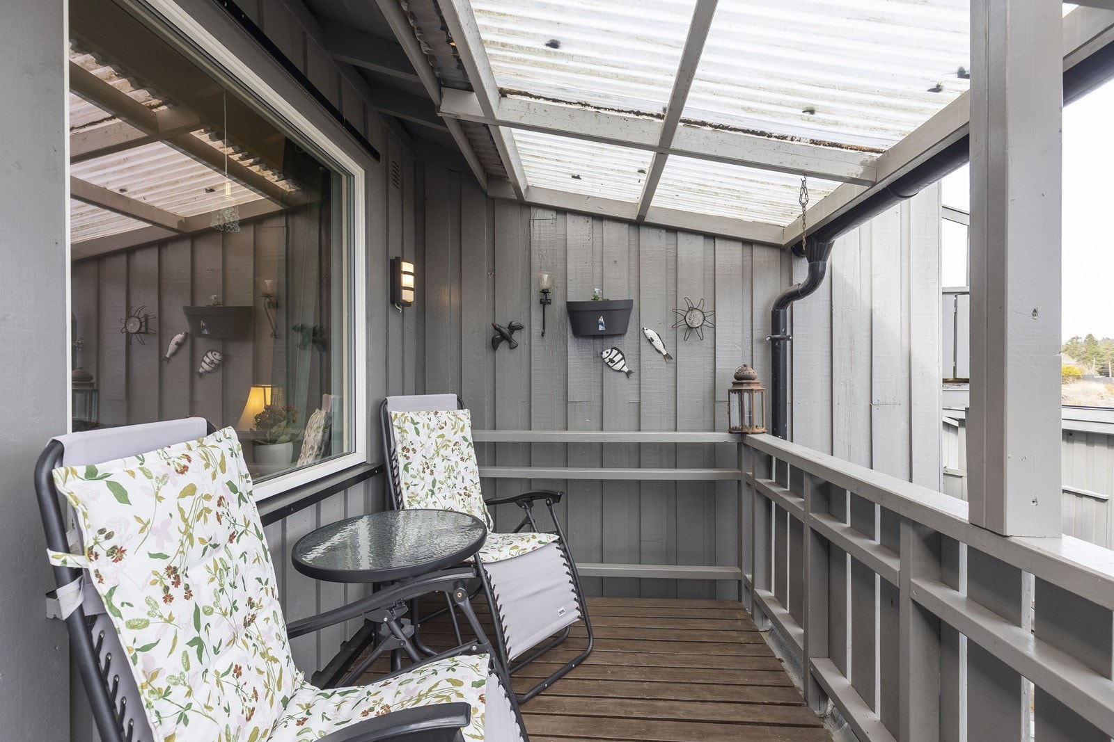 Overbygget balkong utenfor stuen. Galleribilde