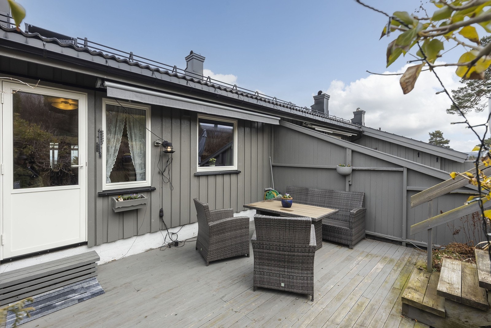 Veranda på baksiden med ny elektrisk markise i juni 2025. Galleribilde