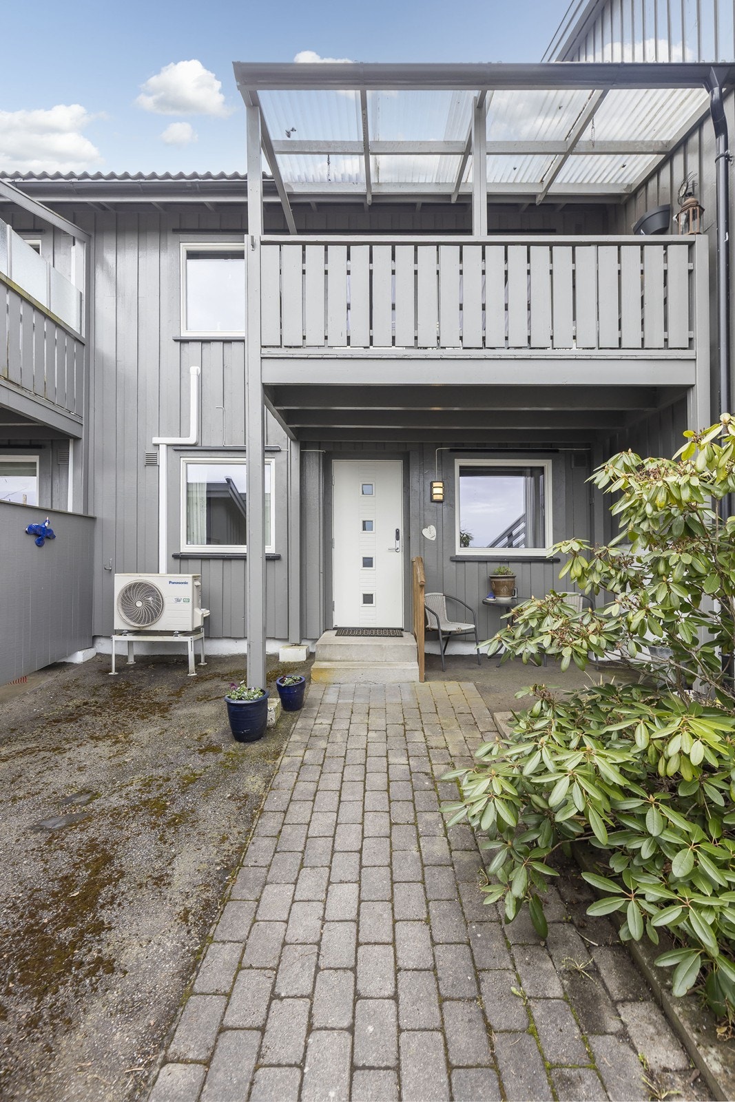 Overbygget veranda over inngangspartiet. Galleribilde