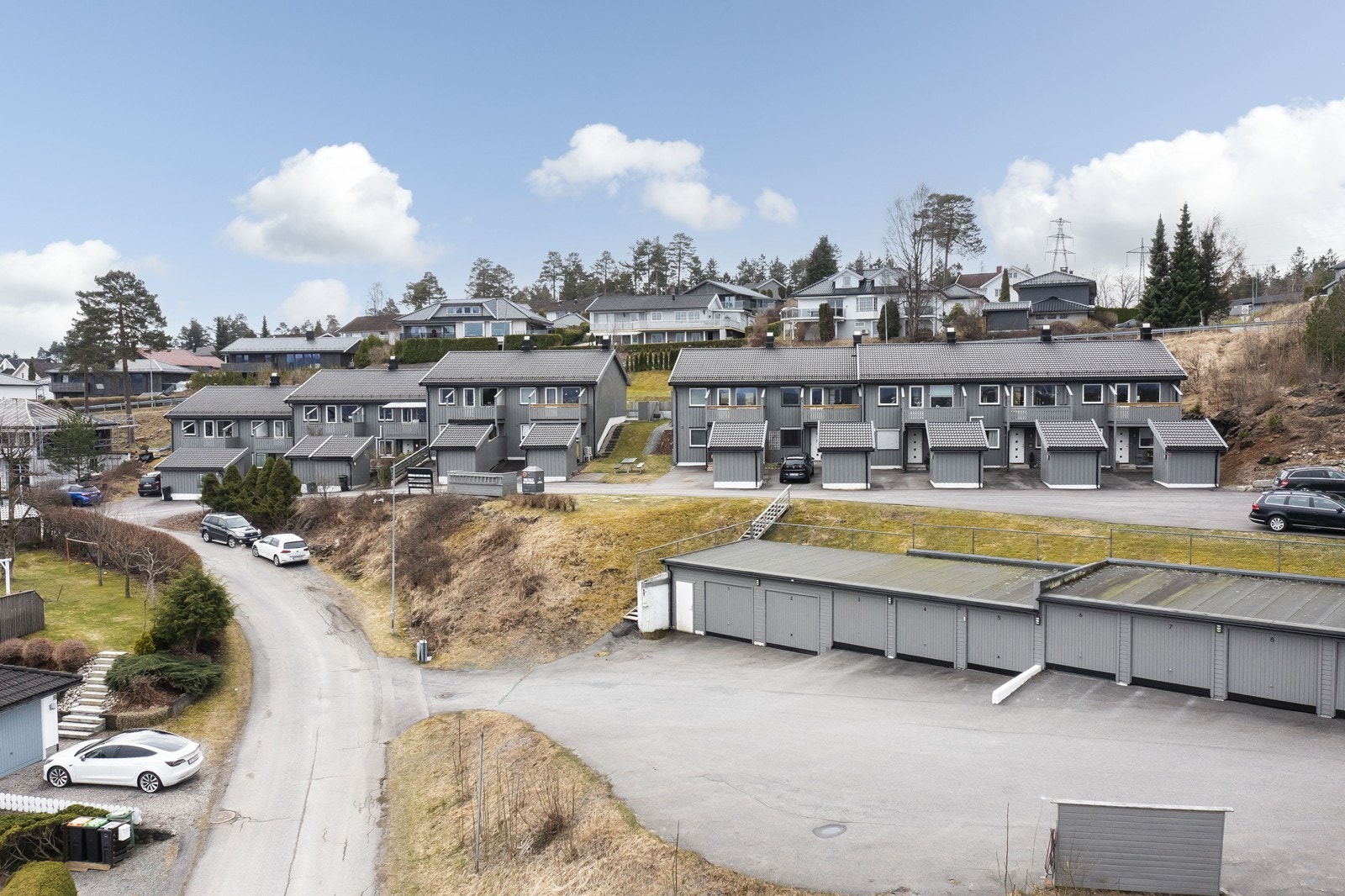Boligen har egen garasje i rekke. Galleribilde