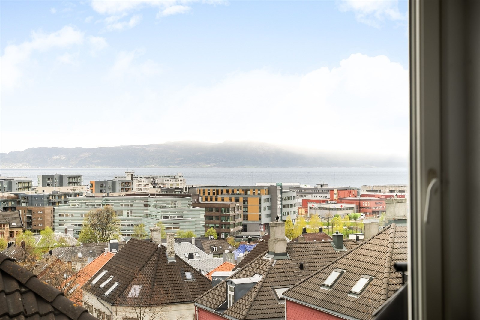 Fra leiligheten kan man nyte utsikt over Trondheim og se solen gå ned over Fosenalpene. Galleribilde