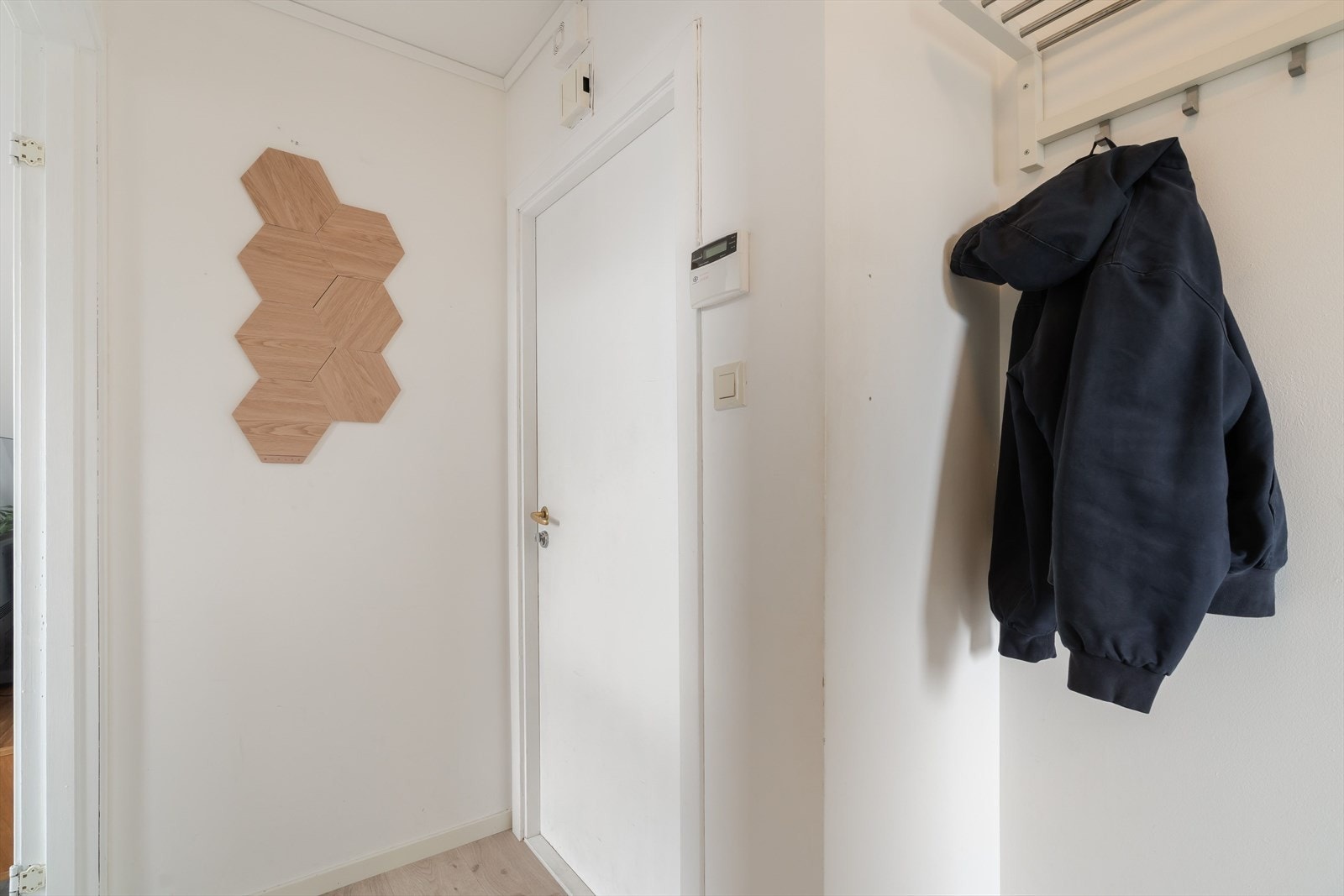 Praktisk entre med plass til å henge fra seg. Galleribilde