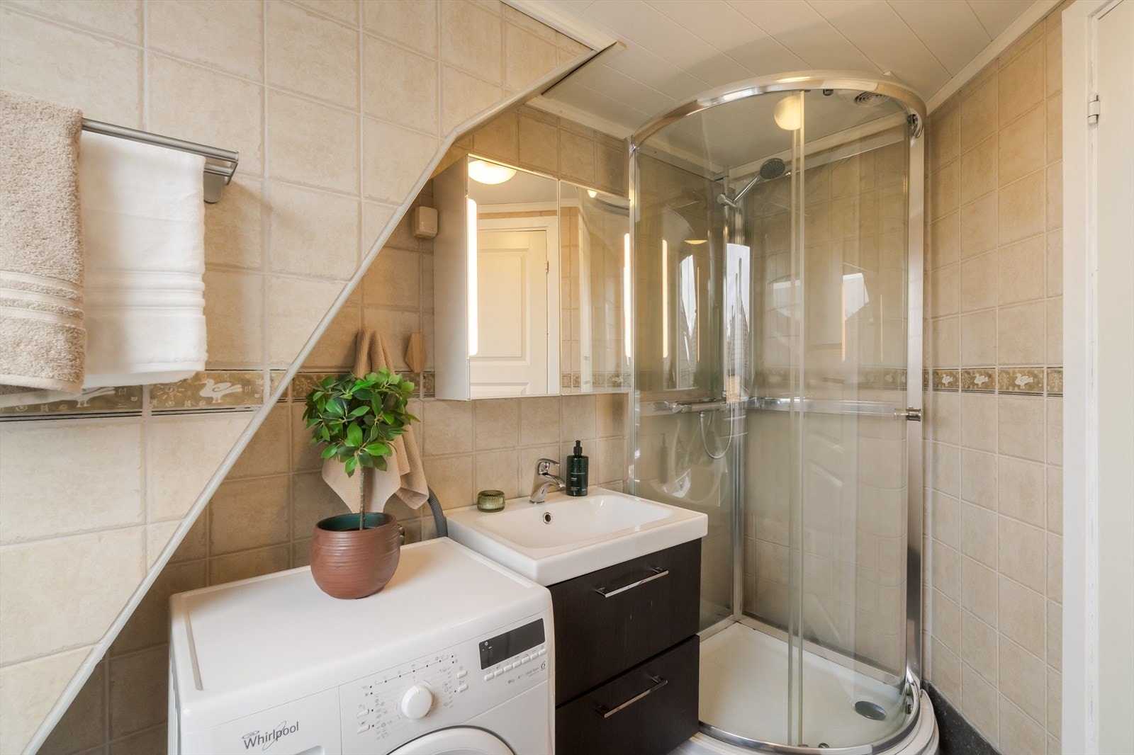 Badet har varme i gulv og opplegg til vaskemaskin. Galleribilde