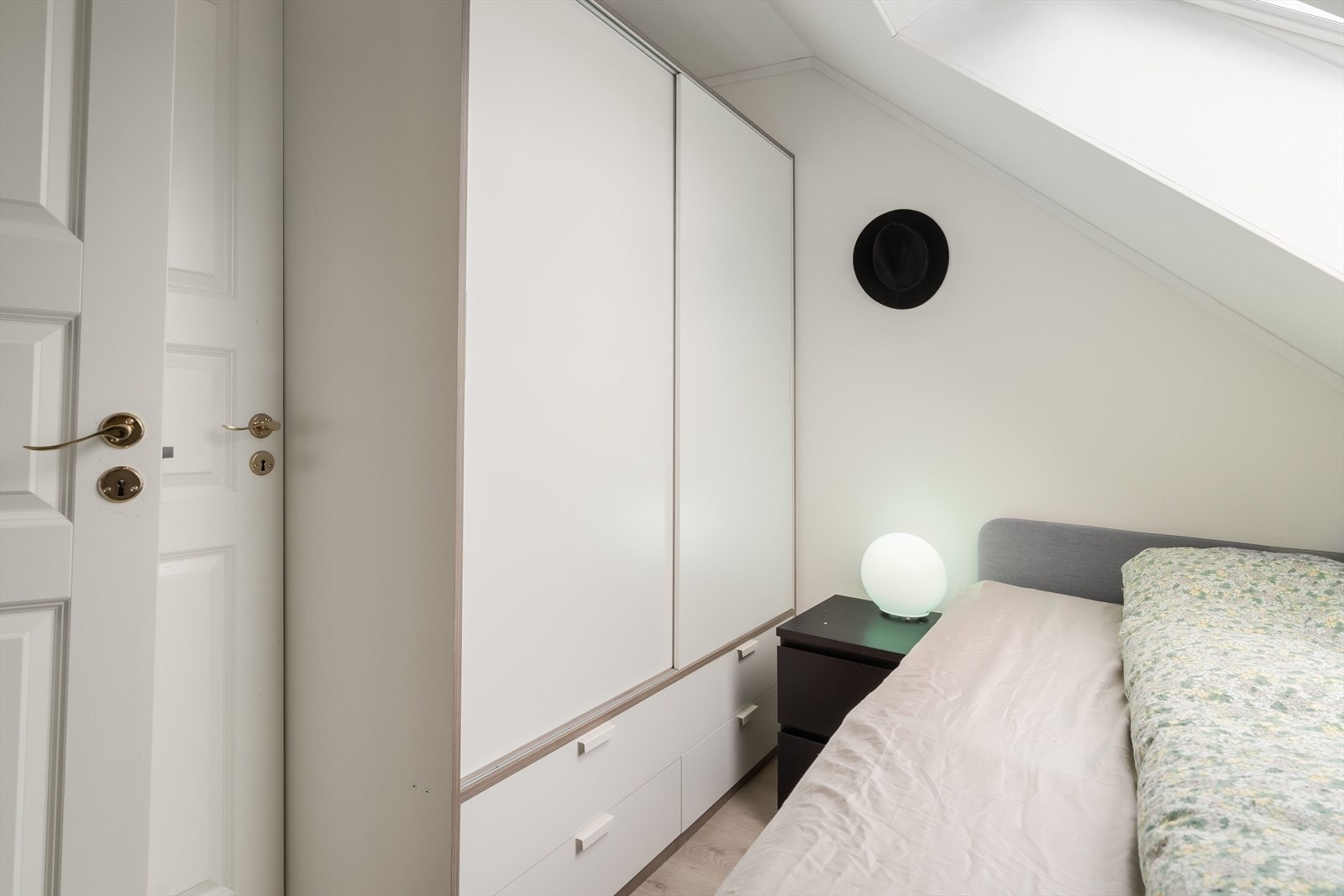 Det er etablert garderobeløsning på soverommet. Galleribilde