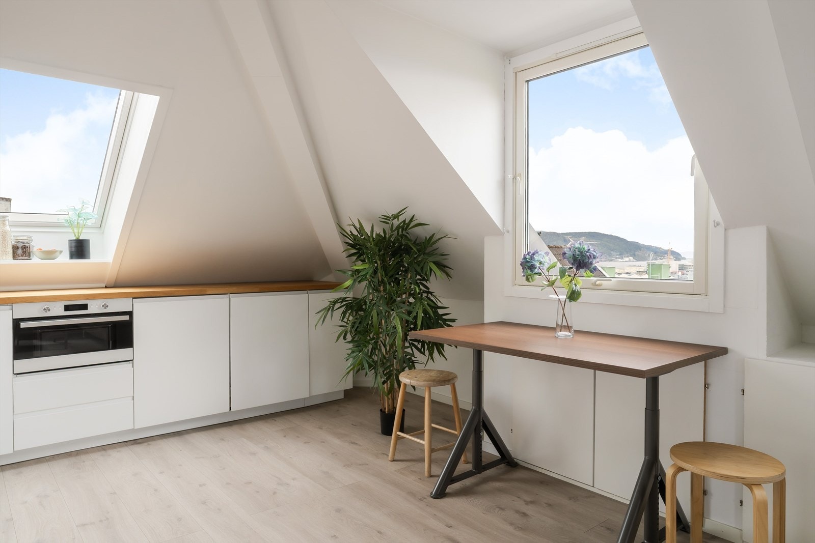 Det er god plass til spisebord ved vinduet, med fantastisk utsikt over hele Trondheim! Galleribilde