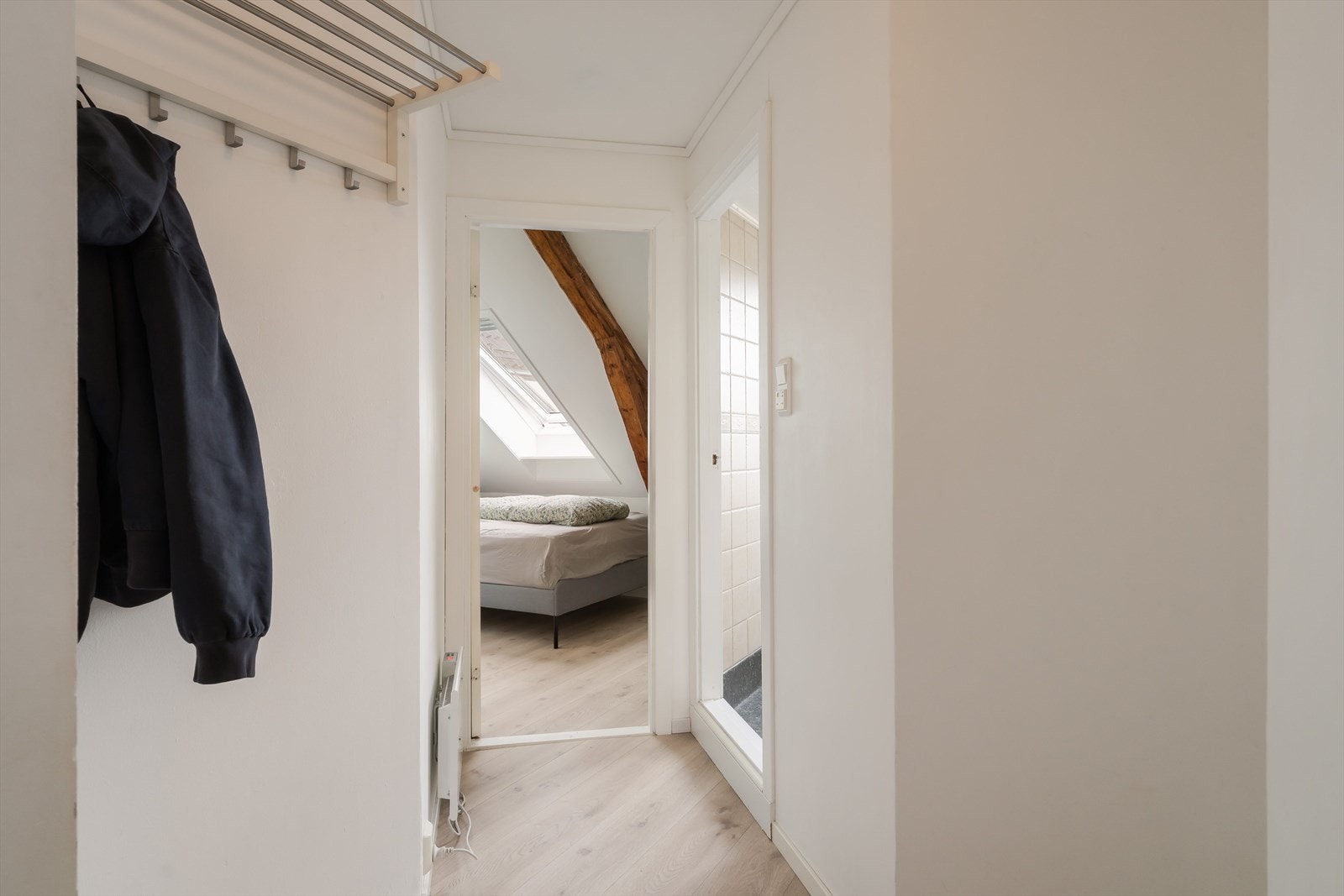Tilbaketrukket fra stuen finner man både soverom og bad. Galleribilde