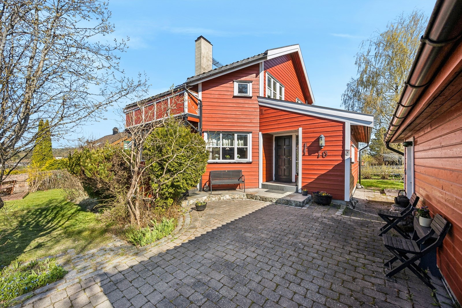 Inngangspartiet er overbygget, og gårdsplassen er belagt med belegningsstein. Galleribilde