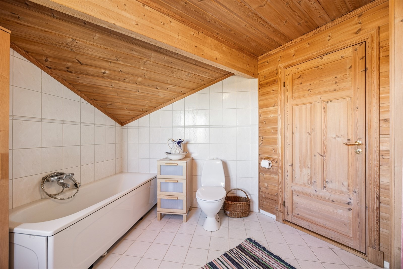 Badet i andre etasje er innredet med badekar, dusjnisje og gulvstående toalett. Galleribilde