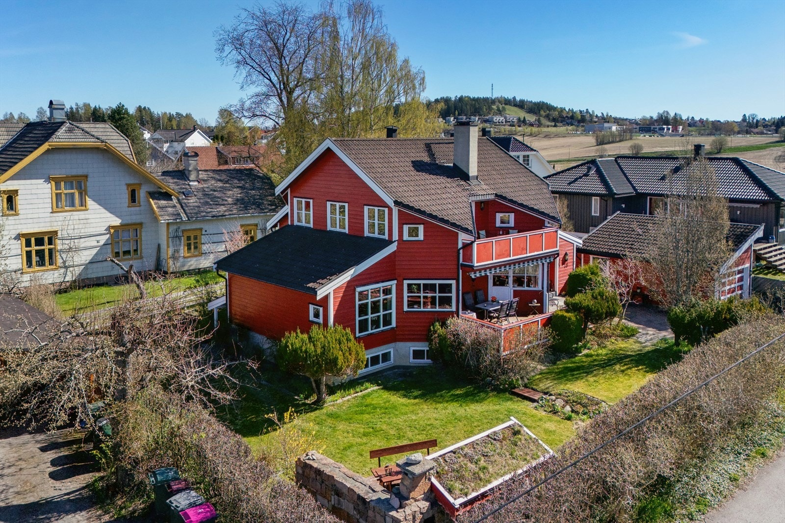 Eiendommen har en pent opparbeidet tomt med garasje og parkering på egen grunn. Galleribilde