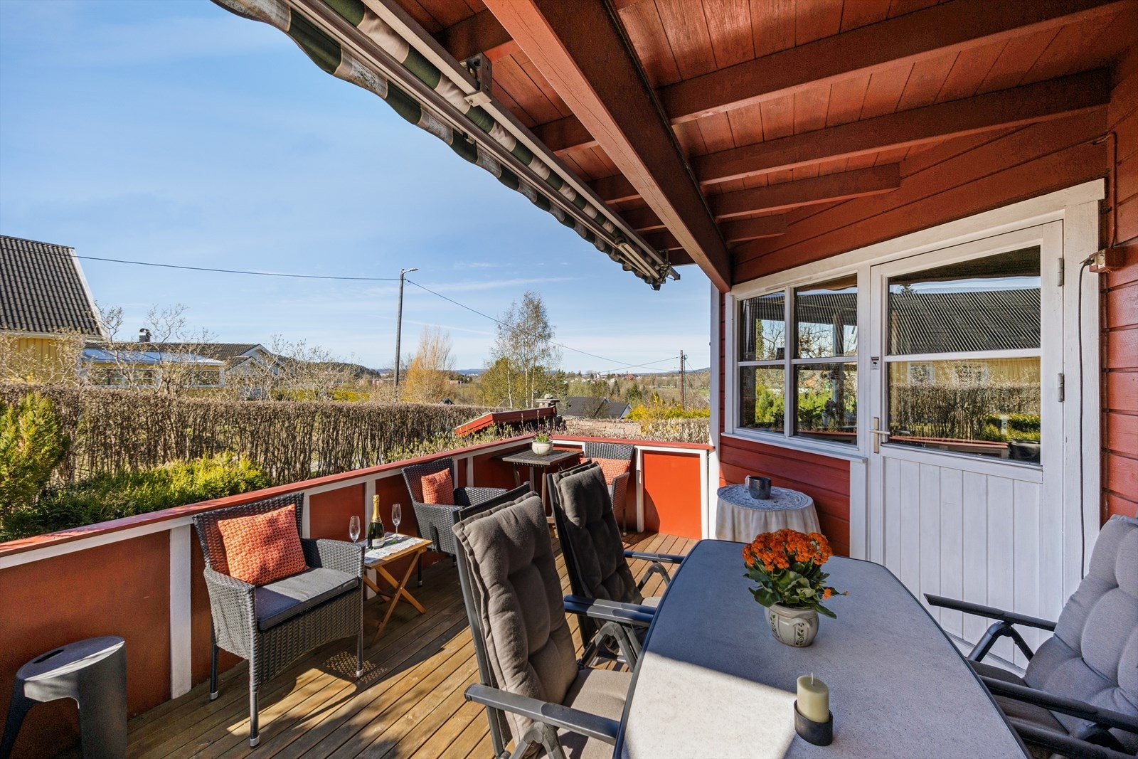 Romslig og delvis overbygget terrasse med direkte utgang fra spisestuen og fra stuen. Galleribilde