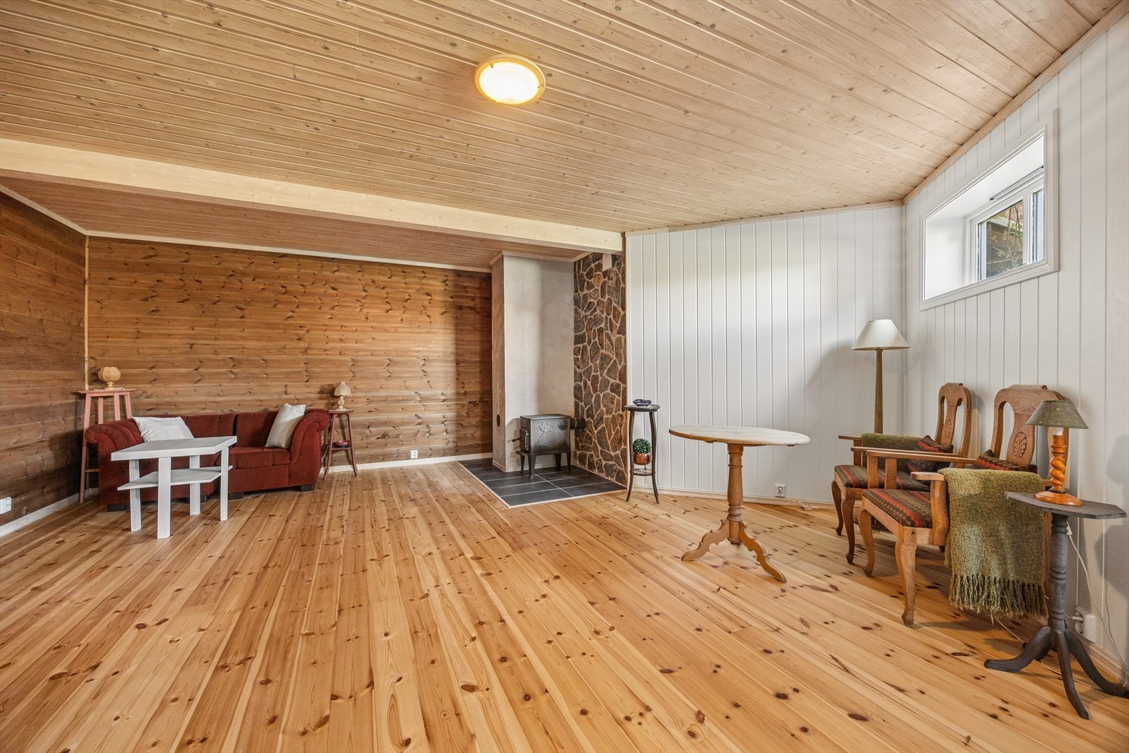 Tilleggsdel innredet som kjellerstue. Klargjort for kjøkken/vann-avløp i kjellerstue.
Ikke omsøkt eller godkjent for varig opphold. Se pkt. ferdigattest. Galleribilde