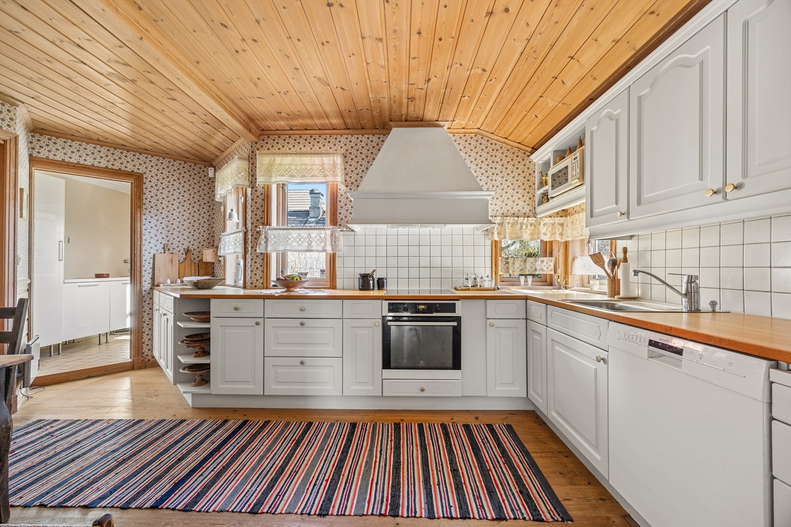 Kjøkkenet har en klassisk og tidløs innredning fra Sivesind med profilerte fronter, kombinert med en slitesterk laminat benkeplate. Galleribilde